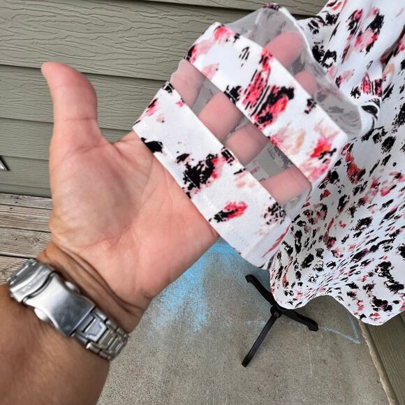 Women’s blouse, V neck, bell sleeves, Women's size 3X - Picture 4 of 6